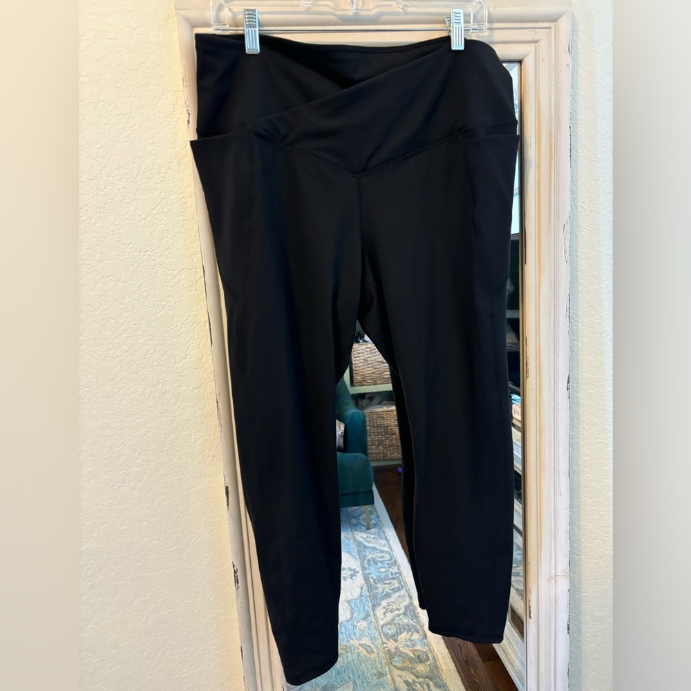 Fabletics black, criss cross leggings